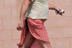 طرده القضاة لأنّه يرتدي سروالاً قصيراً فعاد إلى المحكمة بتنورة