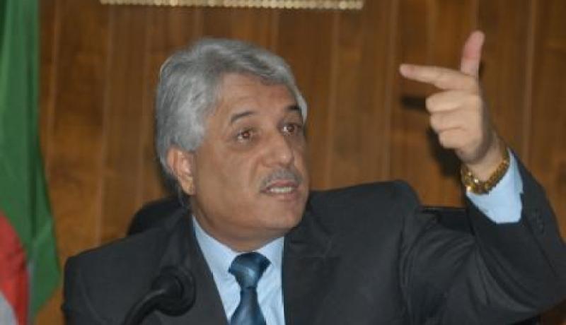 لوح يؤكد أن عملية منح القروض ترمي لمنع تهريب الأموال إلى الخارج