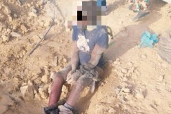 شاب يكبّل طفلا بسلك ويرميه داخل «بالوعة» لسرقته لعبة ابنه