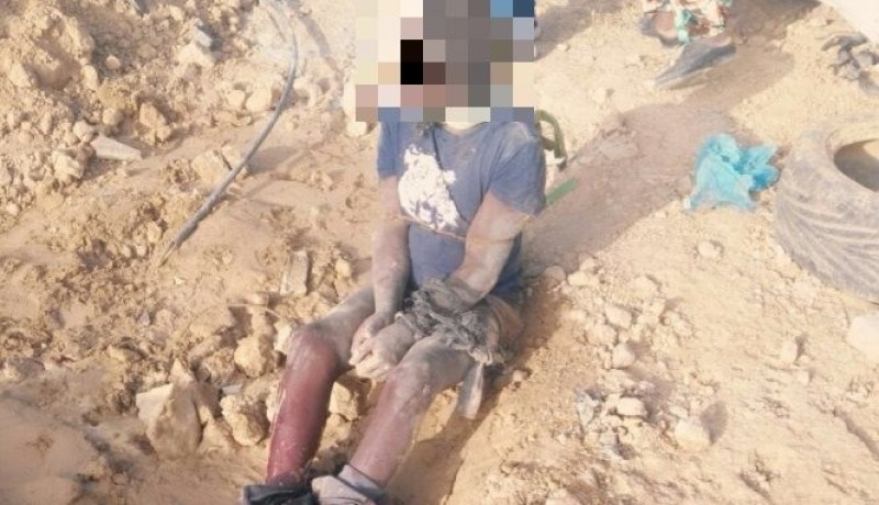 شاب يكبّل طفلا بسلك ويرميه داخل «بالوعة» لسرقته لعبة ابنه