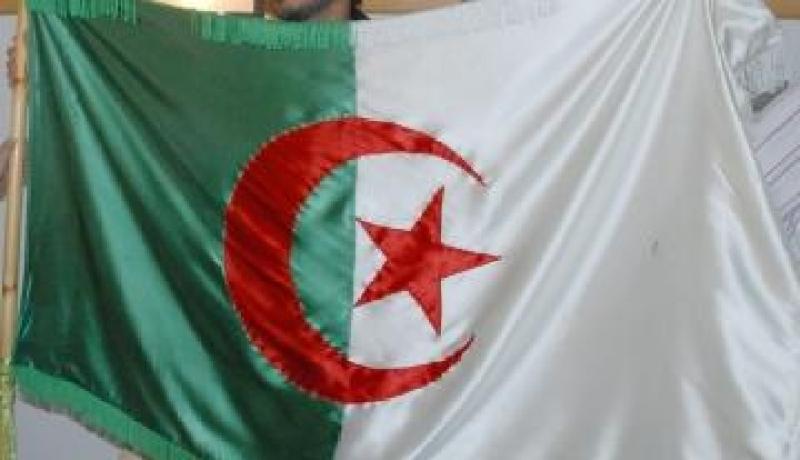 مصريون يحرقون العلم الجزائري وآخرون استبدلوا النجمة والهلال بكلب وعظمة