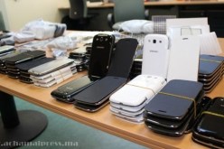 جمارك  مطار الجزائر تحجز 600 هاتف نقال ذكي في رحلة الدوحة