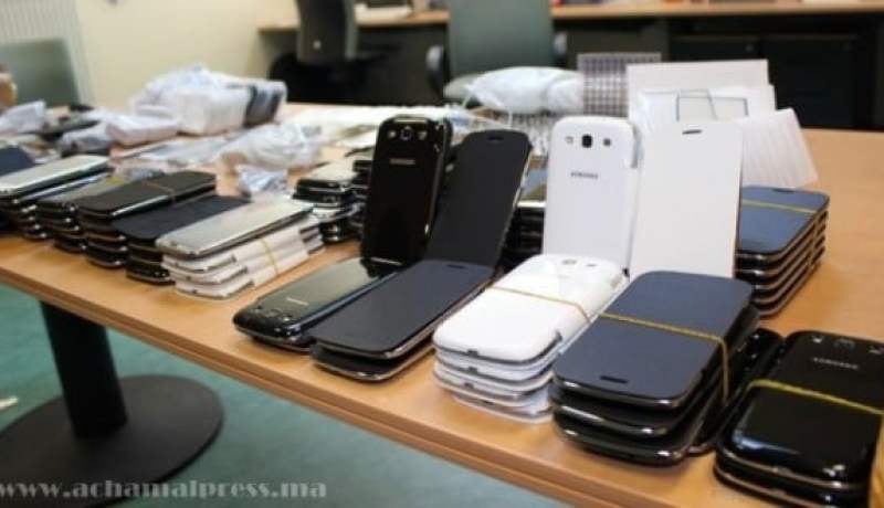 جمارك  مطار الجزائر تحجز 600 هاتف نقال ذكي في رحلة الدوحة