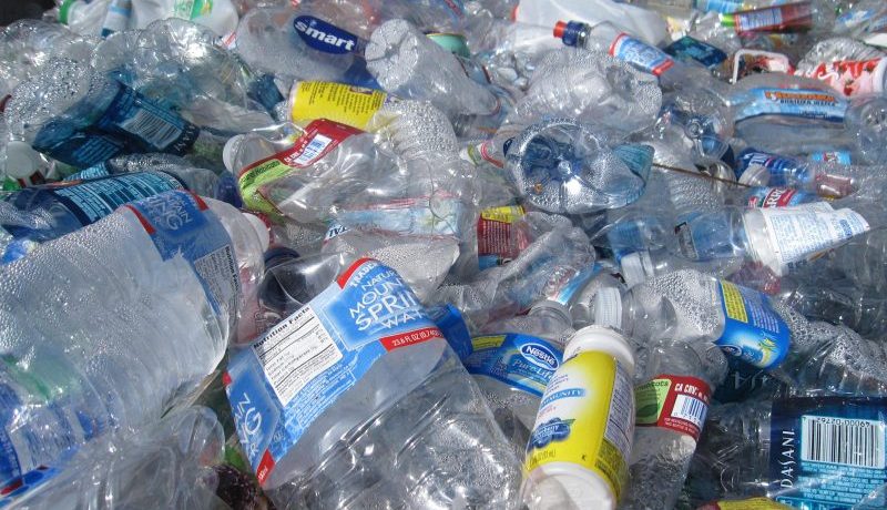 علماء: كورونا لا ينتقل عبر المنتجات البلاستيكية