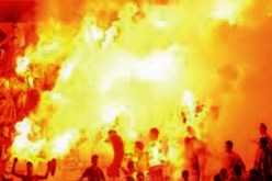 جماهير الترجي‮ ‬التونسي‮ ‬تحتفل بإضرام النار‮ ‬في‮ ‬نفسها بعد الإطاحة بالمولودية