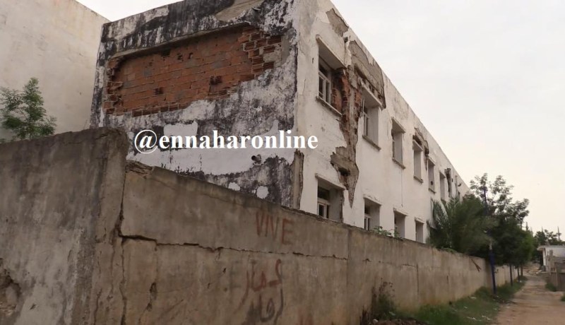 تلاميذ يدرسون وسط الدود ويتناولون وجبات مطهية بمياه وسخة في صحون قذرة !