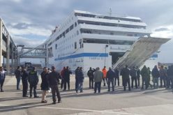 طاقم باخرتي «طاسيلي 2» و«طارق ابن زياد» يحتجون على عدم تسوية مطالب مهنية