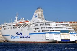 باخرة الجزائر 2 تنقذ 10 حراقة من الغرق في عرض البحر