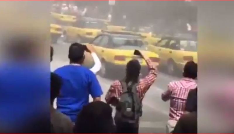 بالفيديو.. الشرطة المكسيكية تستخدم قنابل الغاز ضد سائقي التاكسي