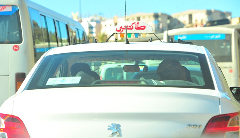 سائقو سيارات الأجرة يحتجون أمام مقر دائرة دار الشيوخ في الجلفة