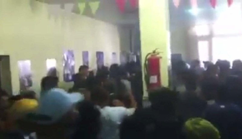 بالفيديو.. مواطنون يرشقون مرشحي الأفلان في تبسة بالحجارة والبيض الفاسد