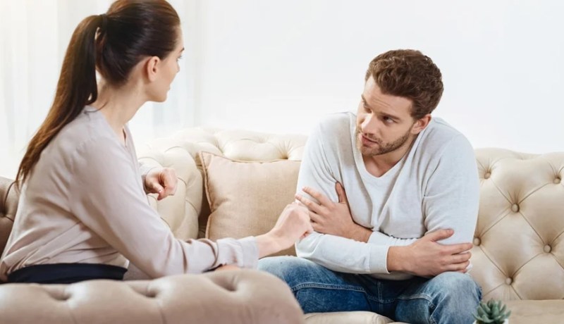 يخيّرني زوجي بين أمي المريضة والذهاب في رحلة بعيدة !!