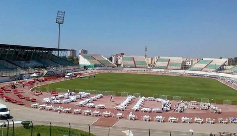تنظيم أكبر عملية إفطار جماعي بمشاركة فنانين وشخصيات وطنية في ملعب تشاكر