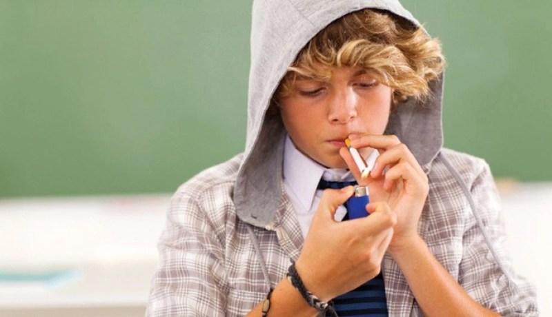 مديرو المدارس الفرنسية يطالبون بالسماح للتلاميذ بالتدخين بسبب الإرهاب