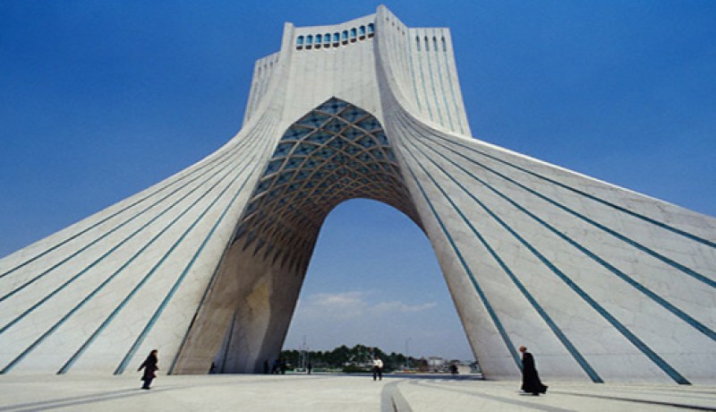طهران تحتج على تظاهرة معادية لها أمام سفارتها في المنامة
