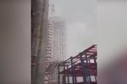 بالفيديو.. الرياح تتسبب في إنهيار برج من 35 طابقًا في طهران