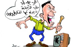 يكسر التلفزيون ويضرب والدته بيد ''مهراس''