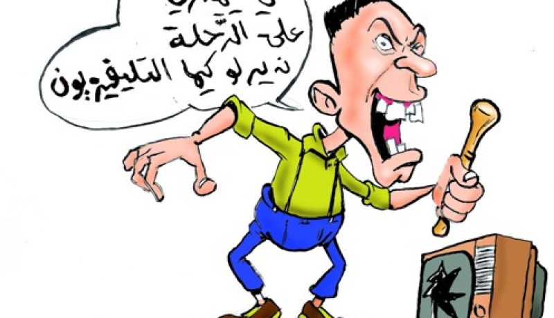 يكسر التلفزيون ويضرب والدته بيد ''مهراس''