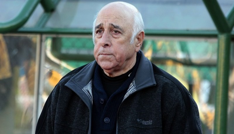 الزهايمر يُجبر مدرب تشيلي الأسبق على الاعتزال