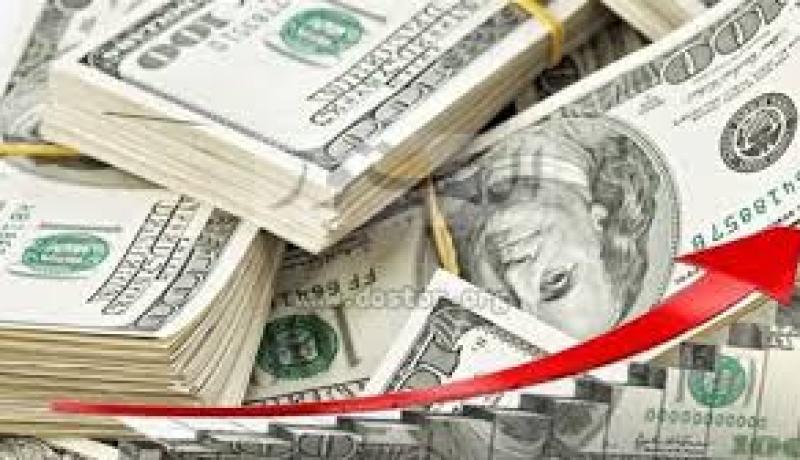 الدولار يرتفع إلى أعلى مستوى في أسبوع