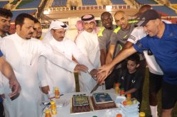 بالصور.. نادي أُحُد يكرّم الحارس الجزائري عز الدين دوخة