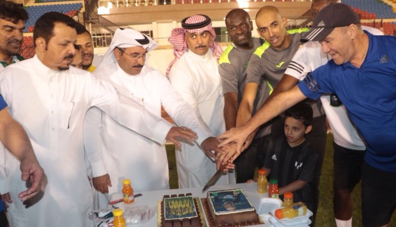 بالصور.. نادي أُحُد يكرّم الحارس الجزائري عز الدين دوخة