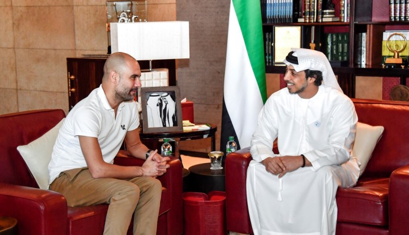 بالصور.. الشيخ منصور بن زايد يستقبل غوارديولا