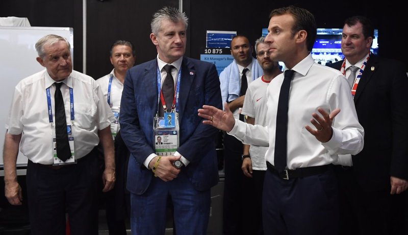 بالصور.. ماكرون يقوم بلفتة رائعة تجاه المنتخب الكرواتي