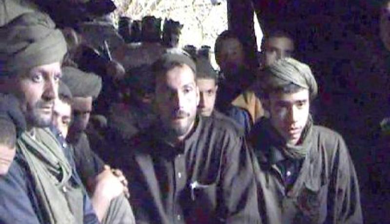 إرهابيون يتسلّلون إلى قرية ويصفون نساءها بالفاسقات