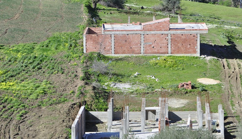 مستفيدون من قطع أراض بالمفرزة 2 يحتجون أمام مقر ولاية سكيكدة