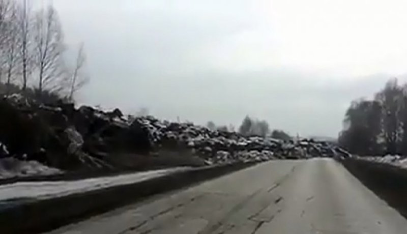 بالفيديو انجراف رهيب للتربة يزحف على منطقة بروسيا