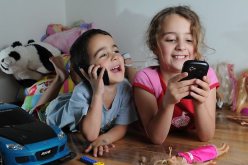 دراسة…ثلثي أطفال الجزائر يمتلكون هواتف “سمارت فون”