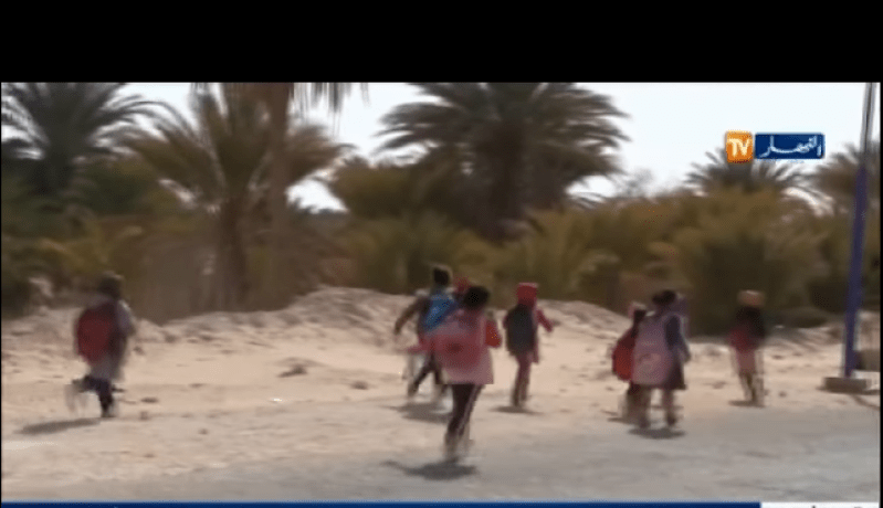 بالفيديو ..تلاميذ يقطعون 3 كم للالتحاق بمدارسهم في ورقلة