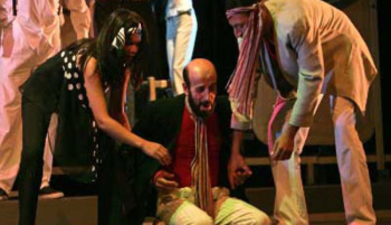جمهور ورقلة يستمتع بمسرحية “موقف إجباري”