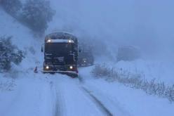 مئات المركبات عالقة بسبب تراكم الثلوج في الطريق السيار بالبويرة