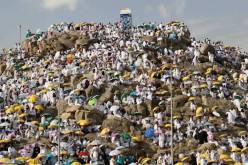 حجاج بيت الله الحرام يبدأون اليوم الوقوف بعرفة