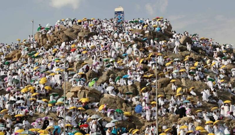 حجاج بيت الله الحرام يبدأون اليوم الوقوف بعرفة