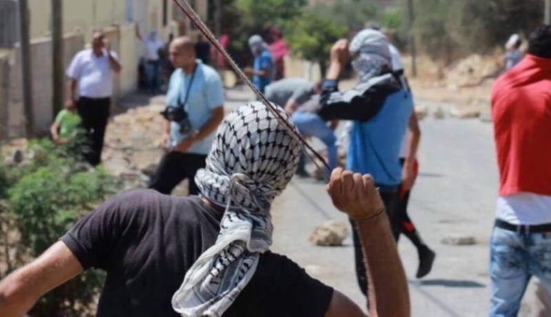 إصابة شاب فلسطيني واعتقال آخرين بالضفة الغربية