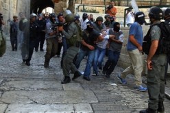 إصابة عشرات الفلسطينيين في اعتداء قوات الاحتلال عليهم في باحات المسجد الأقصى