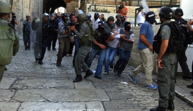 إصابة عشرات الفلسطينيين في اعتداء قوات الاحتلال عليهم في باحات المسجد الأقصى