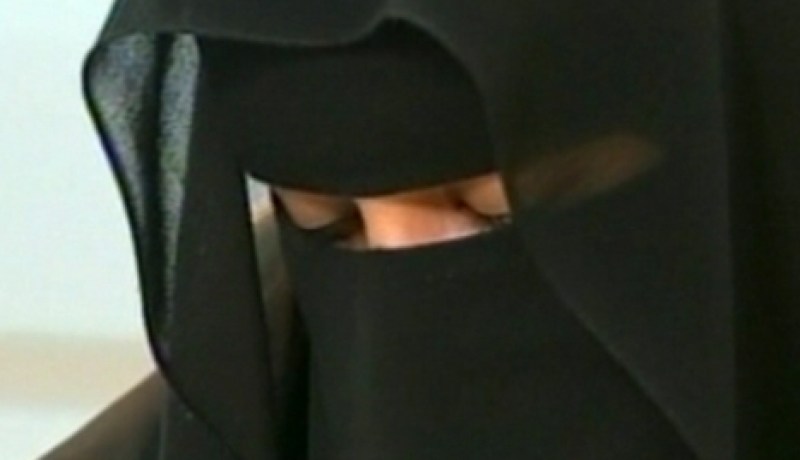 سعودي يطلق زوجته على الهواء مباشرة