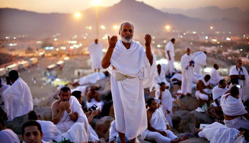 أساور إلكترونية لضمان سلامة الحجاج هذا الموسم