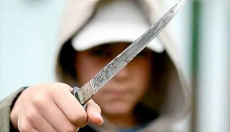 تلميذ يطعن مدير مدرسته بسكين
