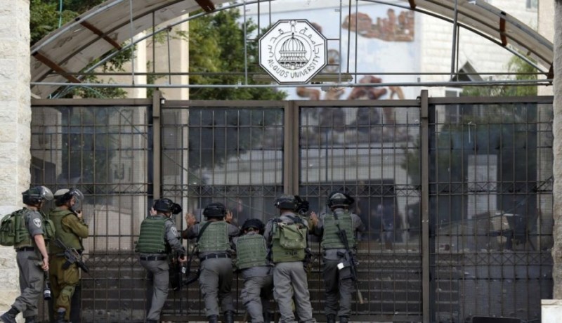 جيش الاحتلال الإسرائيلي يقتحم حرم جامعة القدس ويدمر محتوياتها