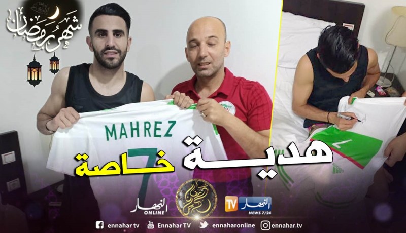 بالصور.. “محرز” يُهدي قميصه لسفارة مصر بالجزائر !!