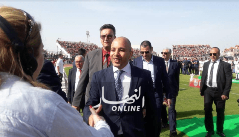 بالصور.. برناوي حاضر بملعب “تشاكر” لتسليم كأس الجمهورية !!