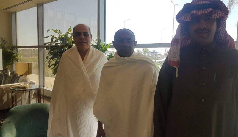 بالصور.. روراوة يؤدي مناسك العمرة رفقة رئيس الكاف