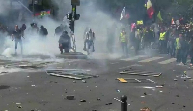 صدامات بين الشرطة والسترات الصفراء خلال مظاهرة عيد العمال بباريس