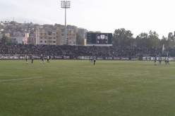 أنصار شبيبة سكيكدة يقتحمون أرضية الميدان ويوقفون المباراة