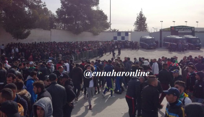 بالصور.. جمهور غفير أمام ملعب حملاوي !